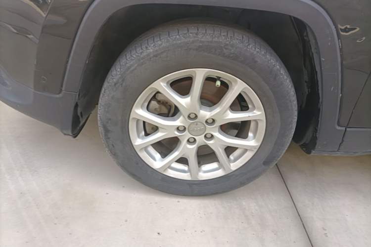 Used Jeep Cherokee 2016 2.4L Leading Smart Version Left Front Wheel Hub