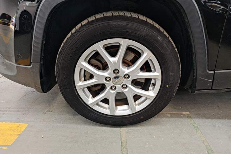 Used Jeep Cherokee 2016 2.4L Leading Edition Left Front Wheel Hub