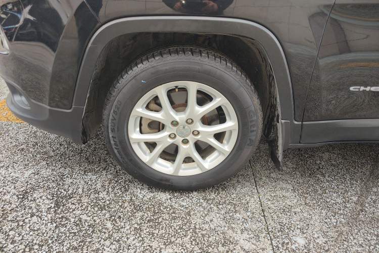 Used Jeep Cherokee 2016 2.0L Leading Edition Left Front Wheel Hub