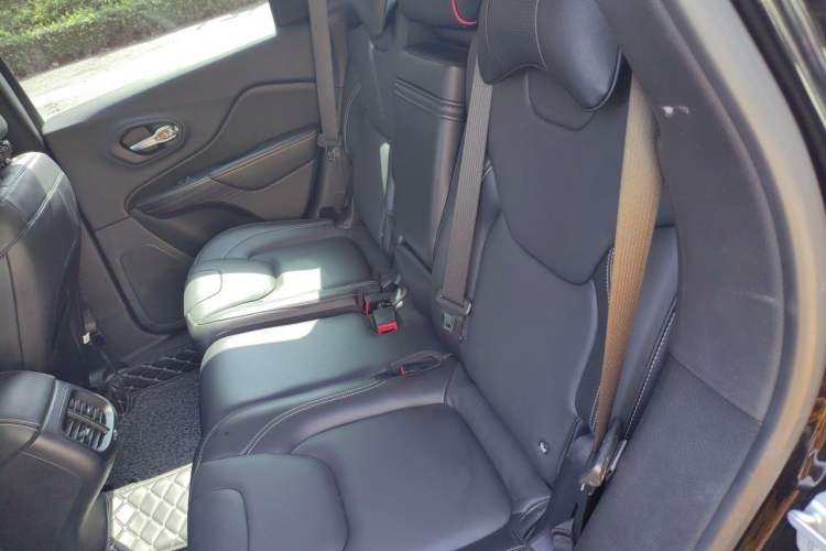 Used Jeep Cherokee 2016 2.4L Leading Smart Version Left Rear Seat