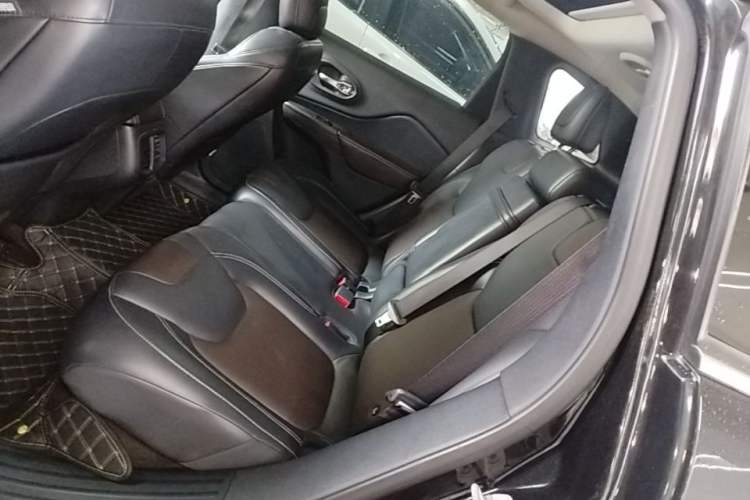 Used Jeep Cherokee 2016 2.4L Leading Edition Left Rear Seat