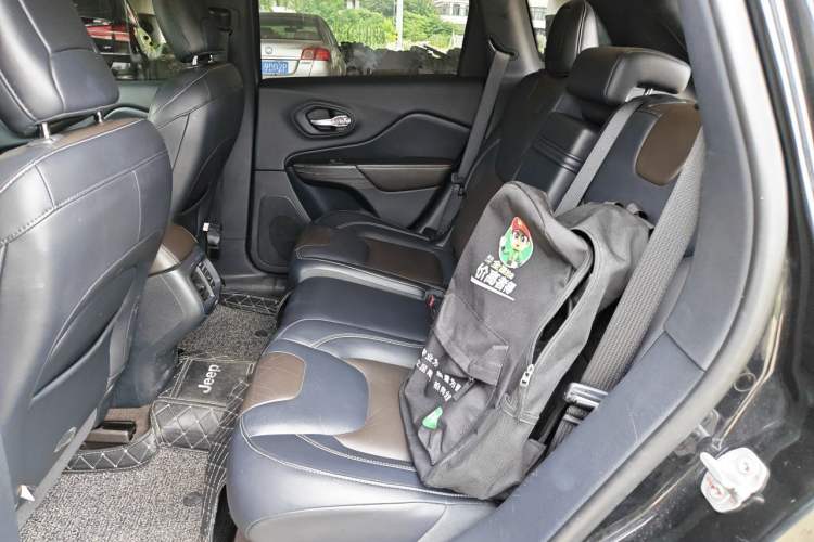 Used Jeep Cherokee 2016 2.4L Leading Smart Version Left Rear Seat