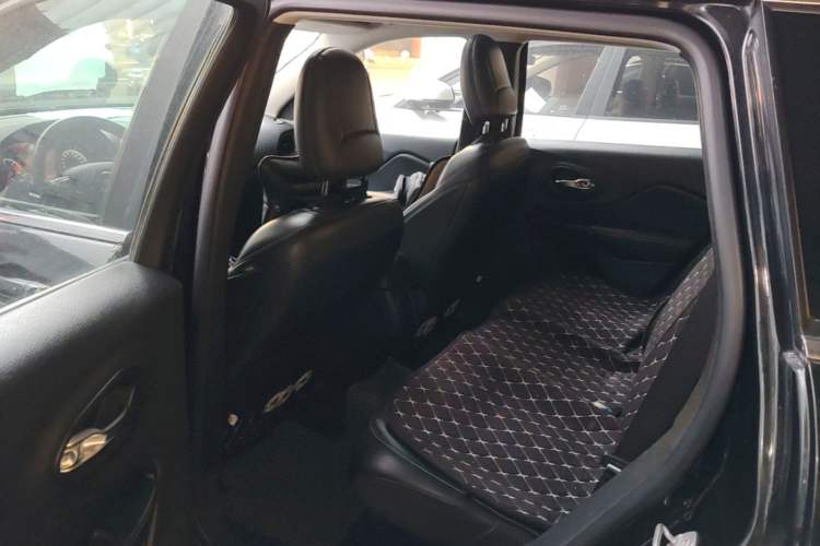 Used Jeep Cherokee 2016 2.0L Superior Edition Left Rear Seat