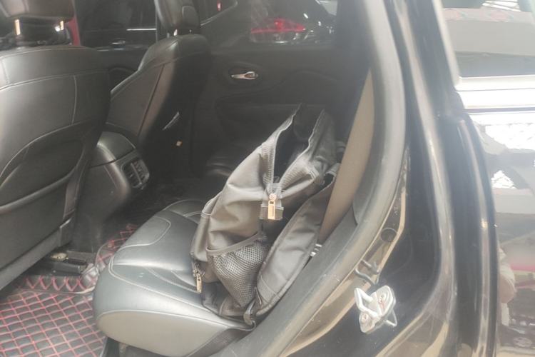 Used Jeep Cherokee 2016 2.4L Leading Smart Version Left Rear Seat