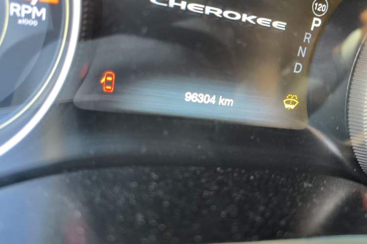 Used Jeep Cherokee 2016 2.0L Superior Edition Odometer Close Up