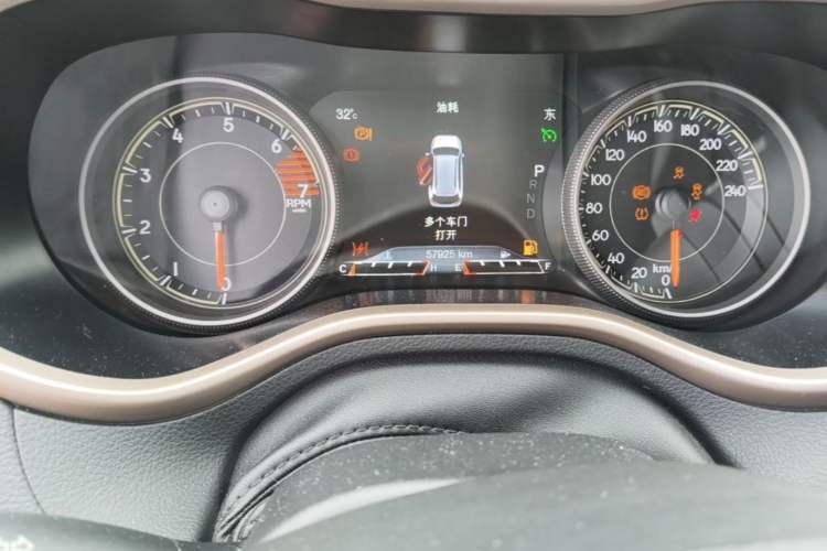 Used Jeep Cherokee 2016 2.0L Superior Edition Odometer Close Up