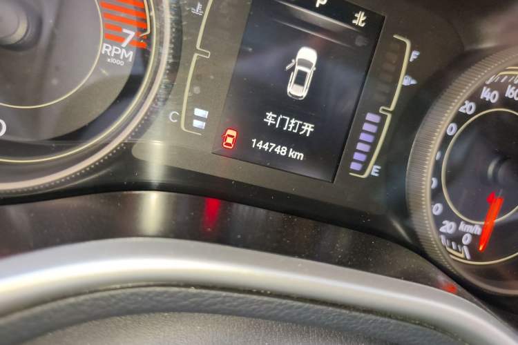 Used Jeep Cherokee 2016 2.4L Leading Edition Odometer Close Up