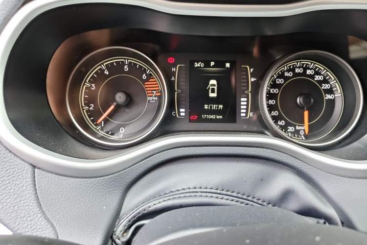 Used Jeep Cherokee 2016 2.4L Professional Edition Odometer Close Up