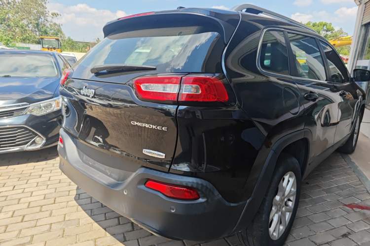 Used Jeep Cherokee 2016 2.4L Leading Smart Version Rear Right 45 Deg