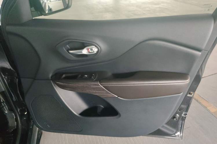 Used Jeep Cherokee 2016 2.4L Leading Edition Right Front Door Interior