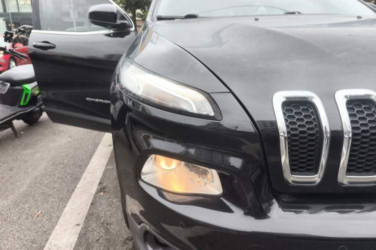 Used Jeep Cherokee 2016 2.4L Leading Edition Right Front Headlight