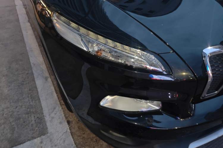 Used Jeep Cherokee 2016 2.4L Superior Edition Right Front Headlight