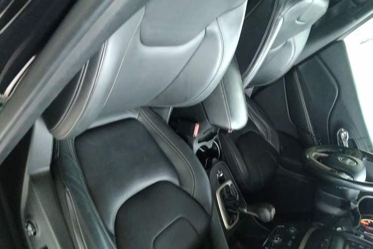 Used Jeep Cherokee 2016 2.4L Leading Edition Right Front Seat