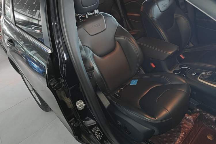 Used Jeep Cherokee 2016 2.4L Professional Edition Right Front Seat