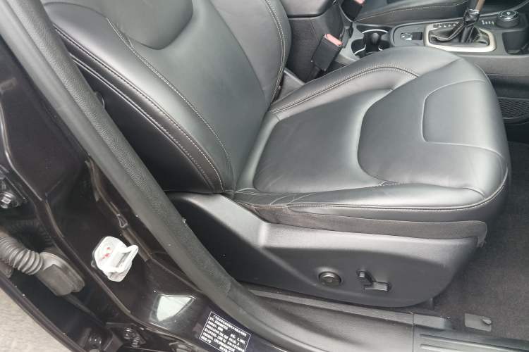 Used Jeep Cherokee 2016 2.4L Professional Edition Right Front Seat