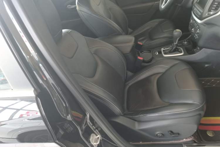 Used Jeep Cherokee 2016 2.4L Professional Smart Version Right Front Seat