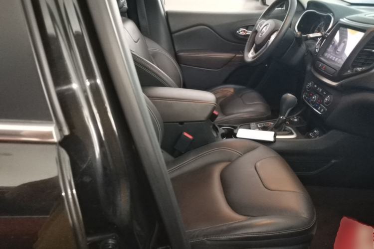 Used Jeep Cherokee 2016 2.4L Professional Edition Right Front Seat