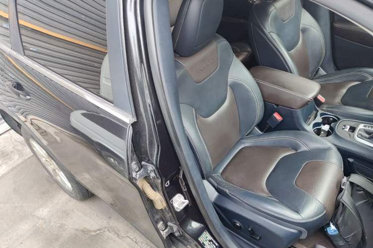 Used Jeep Cherokee 2016 2.4L Leading Edition Right Front Seat