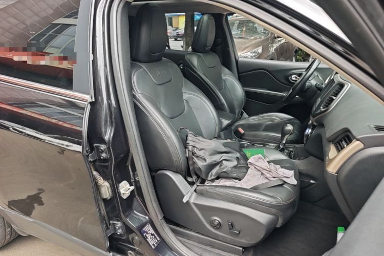 Used Jeep Cherokee 2016 2.4L Leading Smart Version Right Front Seat