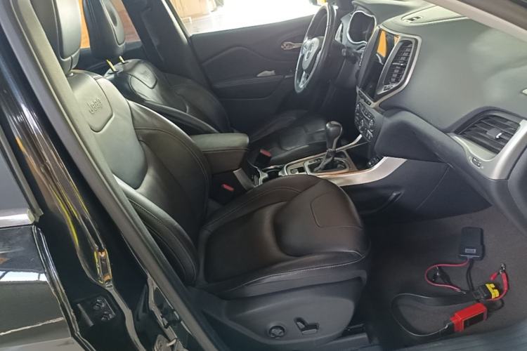 Used Jeep Cherokee 2016 2.4L Leading Edition Right Front Seat