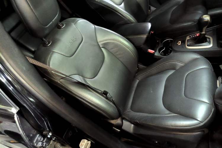 Used Jeep Cherokee 2016 2.0L Superior Edition Right Front Seat