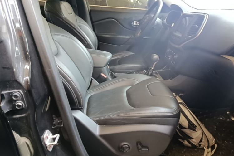 Used Jeep Cherokee 2016 2.0L Superior Edition Right Front Seat