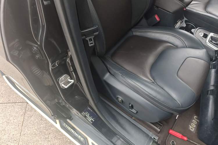 Used Jeep Cherokee 2016 2.4L Leading Edition Right Front Seat