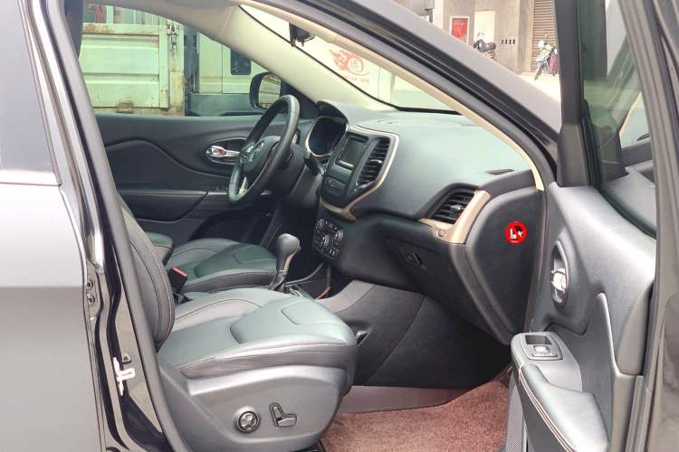 Used Jeep Cherokee 2016 2.4L Leading Edition Right Front Seat