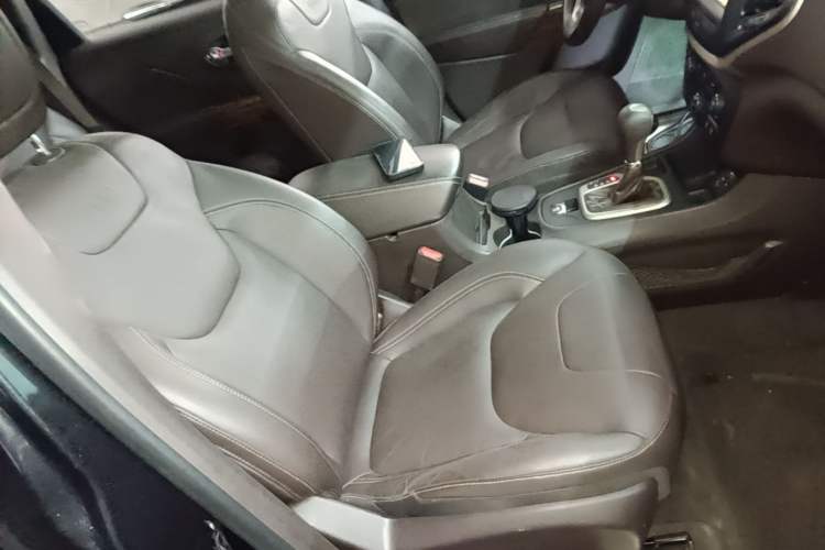 Used Jeep Cherokee 2016 2.0L Superior Edition Right Front Seat