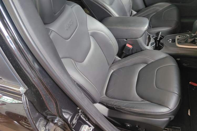 Used Jeep Cherokee 2016 2.4L Professional Edition Right Front Seat