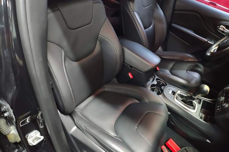 Used Jeep Cherokee 2016 2.0L Superior Edition Right Front Seat