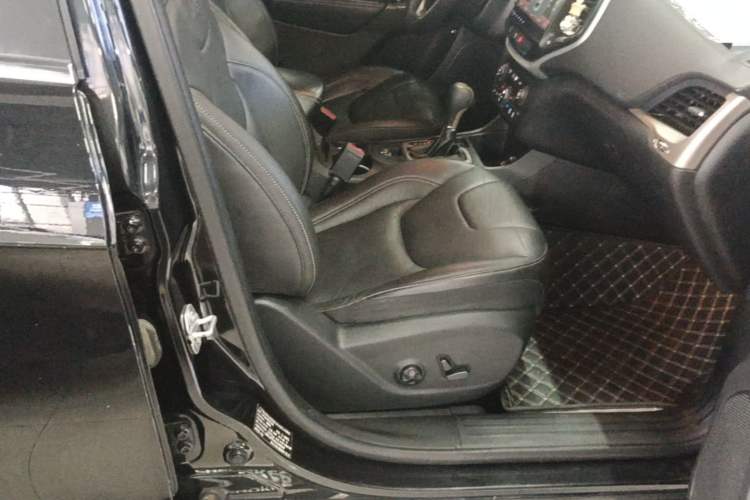 Used Jeep Cherokee 2016 2.4L Leading Edition Right Front Seat