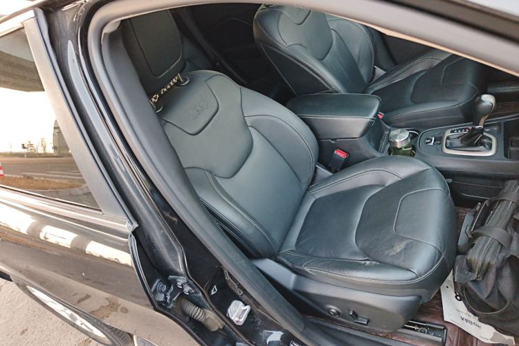 Used Jeep Cherokee 2016 2.4L Leading Smart Version Right Front Seat