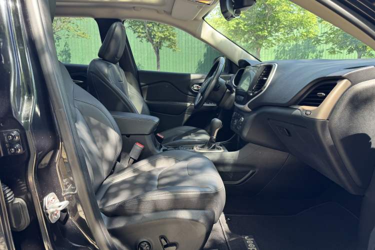 Used Jeep Cherokee 2016 2.4L Leading Edition Right Front Seat