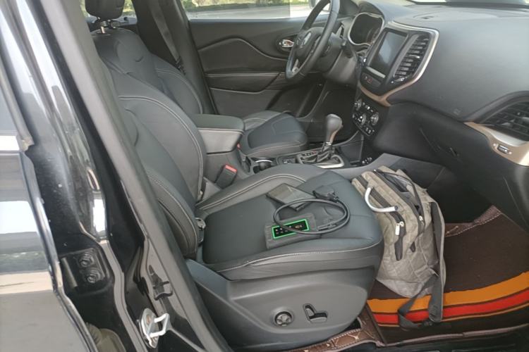 Used Jeep Cherokee 2016 2.4L Leading Smart Version Right Front Seat