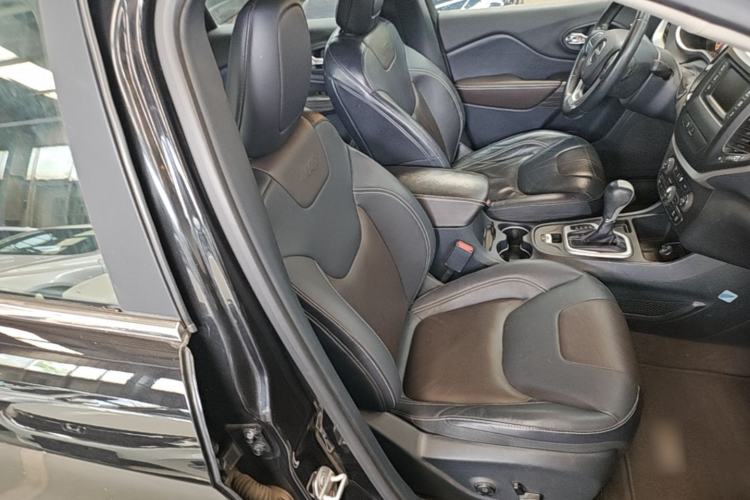 Used Jeep Cherokee 2016 2.4L Leading Edition Right Front Seat