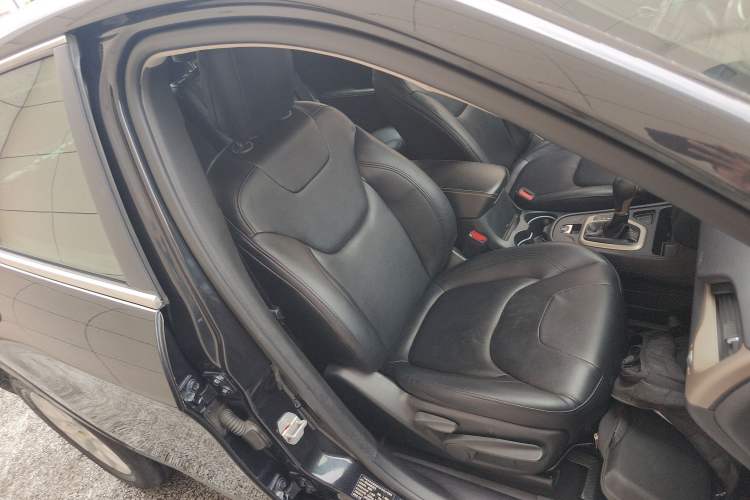 Used Jeep Cherokee 2016 2.0L Leading Edition Right Front Seat