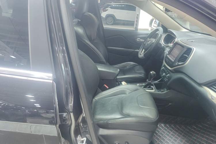 Used Jeep Cherokee 2016 2.4L Leading Smart Version Right Front Seat