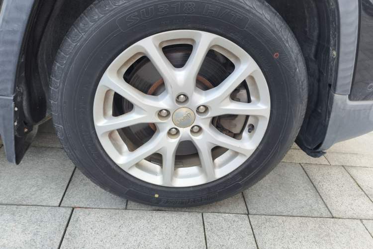 Used Jeep Cherokee 2016 2.4L Leading Edition Right Front Wheel Hub