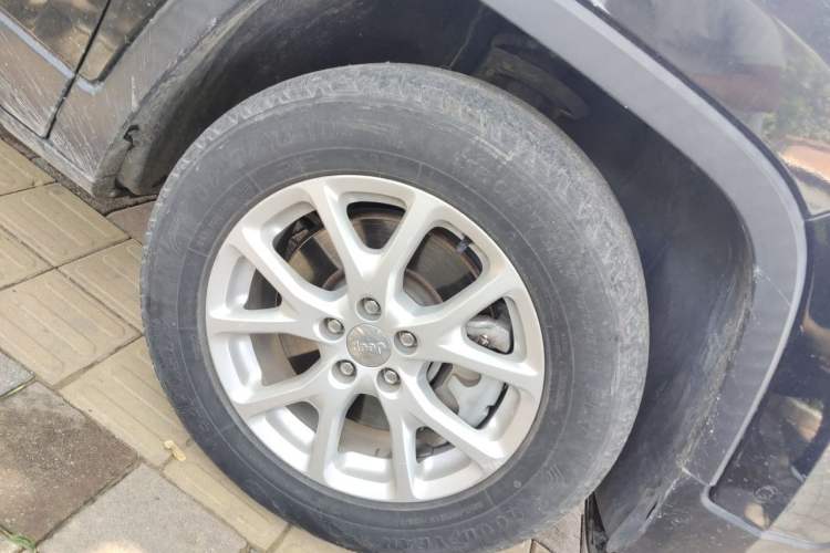 Used Jeep Cherokee 2016 2.4L Professional Smart Version Right Front Wheel Hub