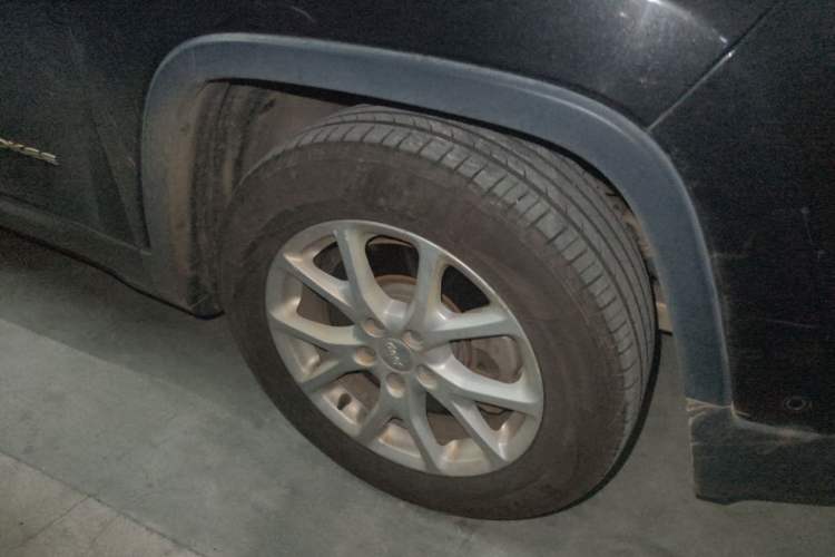 Used Jeep Cherokee 2016 2.0L Superior Edition Right Front Wheel Hub