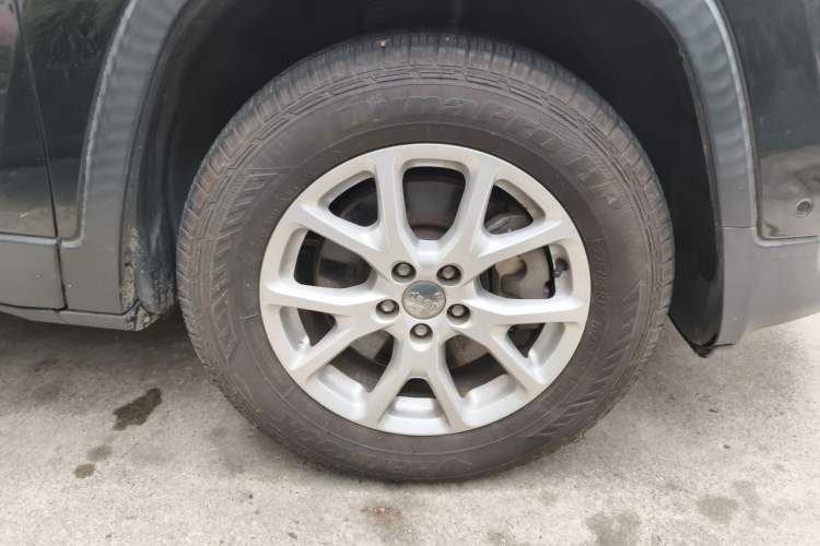 Used Jeep Cherokee 2016 2.4L Professional Smart Version Right Front Wheel Hub