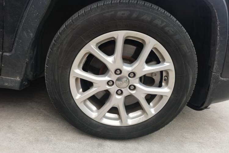 Used Jeep Cherokee 2016 2.4L Leading Edition Right Front Wheel Hub