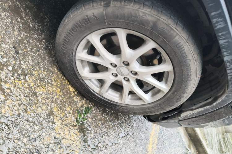 Used Jeep Cherokee 2016 2.0L Superior Edition Right Front Wheel Hub