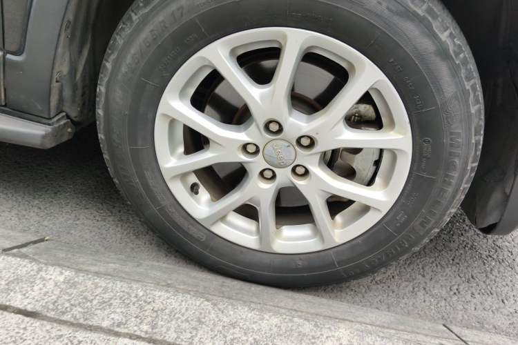 Used Jeep Cherokee 2016 2.4L Professional Smart Version Right Front Wheel Hub