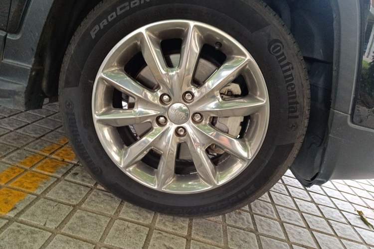 Used Jeep Cherokee 2016 2.4L Superior Edition Right Front Wheel Hub