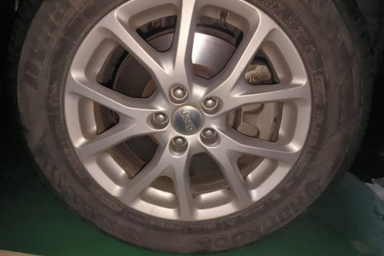Used Jeep Cherokee 2016 2.4L Professional Edition Right Front Wheel Hub