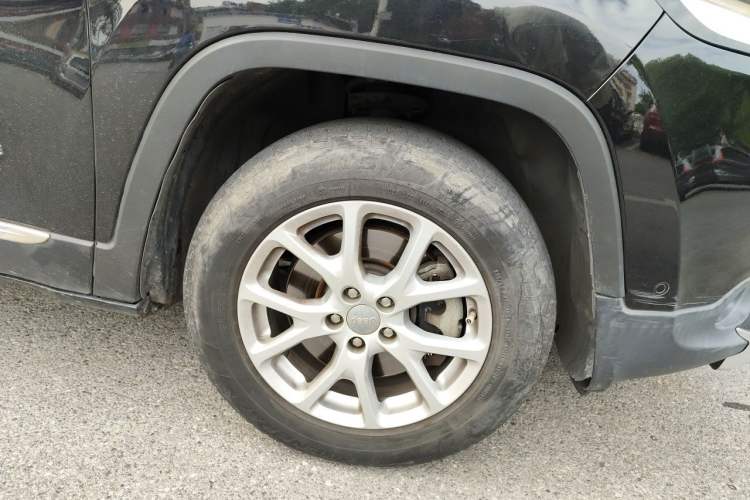 Used Jeep Cherokee 2016 2.4L Professional Smart Version Right Front Wheel Hub