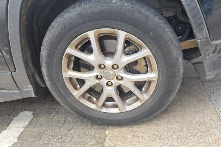 Used Jeep Cherokee 2016 2.4L Professional Smart Version Right Front Wheel Hub