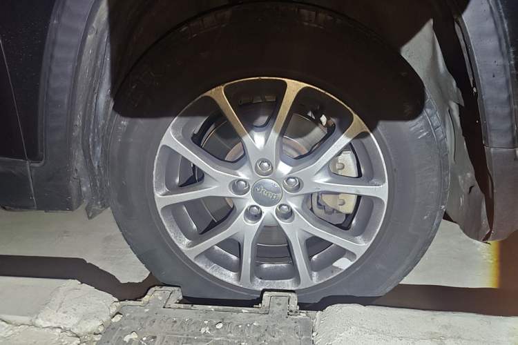Used Jeep Cherokee 2016 2.4L Leading Edition Right Front Wheel Hub
